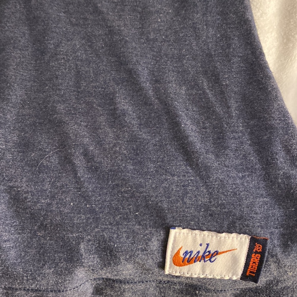 Nike Women's SlimFit Detroit Tigers Shirt size Medium - Picture 3 of 8
